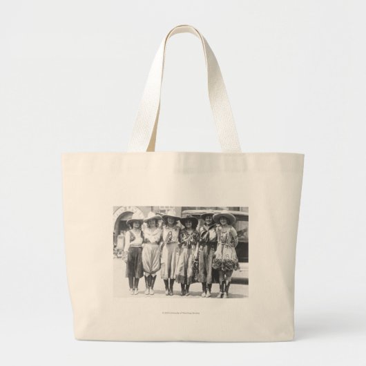 Zes cowmeisjes op Cheyenne Frontier Days. Grote Tote Bag (Voorkant)