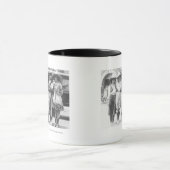 Zes cowmeisjes op Cheyenne Frontier Days. Mok (Midden)