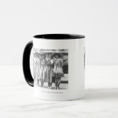 Zes cowmeisjes op Cheyenne Frontier Days. Mok (Voorkant links)