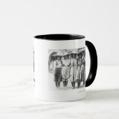 Zes cowmeisjes op Cheyenne Frontier Days. Mok (Voorkant rechts)