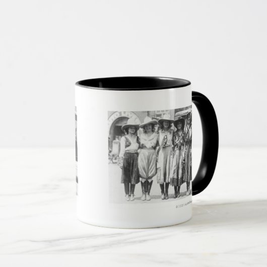 Zes cowmeisjes op Cheyenne Frontier Days. Mok (Voorkant rechts)