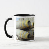 Zes GBU-12 bommen zitten in een rek Mok (Links)