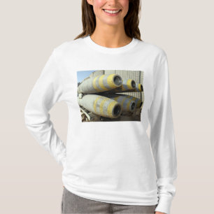 Zes GBU-12 bommen zitten in een rek T-shirt