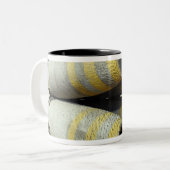 Zes GBU-12 bommen zitten in een rek Tweekleurige Koffiemok (Voorkant links)