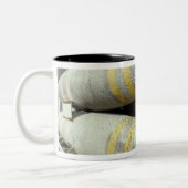 Zes GBU-12 bommen zitten in een rek Tweekleurige Koffiemok (Links)