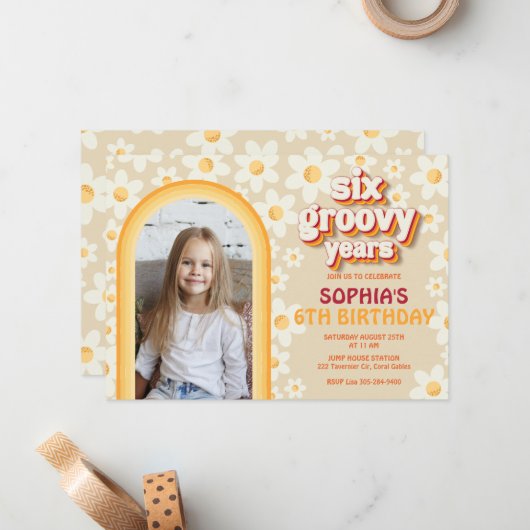 Zes Groovy Jaar 6e Verjaardag Fotouitnodiging | R Notitiekaartje (Voorkant / Achterkant in situ)