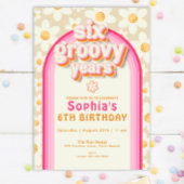 Zes Groovy Jaar Daisy Rainbow Verjaardag Uitnodigi Kaart