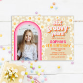 Zes Groovy Retro Daisy Foto Verjaardag Uitnodiging