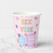 Zes is een vibe preppy patch 6e verjaardagsfeest papieren bekers (Achterkant)