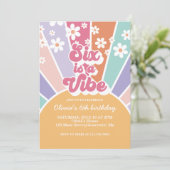 Zes is een Vibe Retro Sunshine Rainbow Daisy Kaart (Staand voorkant)