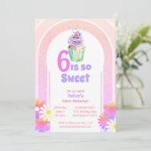 Zes is zoete kleurrijke cupcake zesde verjaardag kaart (Staand voorkant)