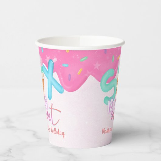 zes is zo'n roze roze bevuilende meisje papieren bekers (Links)