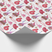 Zes jaar oud meisje met een roze koepel cadeaupapier (Hoek)