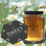 Zes Koningin Bee HEXAGON Honing met Hart Promotion Kartonnen Onderzetters<br><div class="desc">Koningin Bee patroon met een metalen gouden hart en met reliëfsachtige tekst. Ideaal voor boerentafels of winkelschermen om onder je honingpotjes te plaatsen.</div>