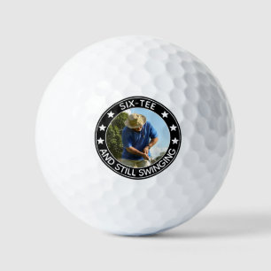 Zes-t-shirt en nog steeds swingende grappige 60e v golfballen
