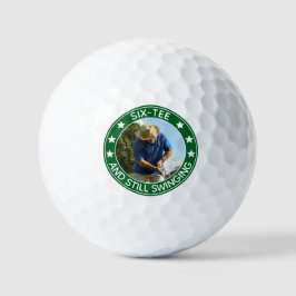 Zes-t-shirt nog steeds swingende gepersonaliseerde golfballen