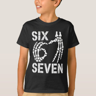 Zes Zeven 67 Halloween Skelet Handen Bord 6 7 Hal T-shirt