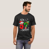 Zes Zeven 67 Meme 6 7 Elf Kerstman Kerstmis T-shirt (Voorkant volledig)