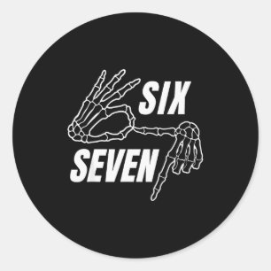 Zes Zeven 6 7 Meme Grappig Skelet Handen Bord Late Ronde Sticker
