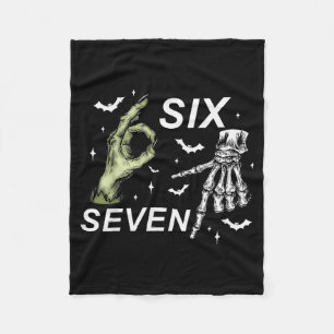 Zes Zeven 6 7 Meme Grappige Heks Skelet Handen Hal Fleece Deken