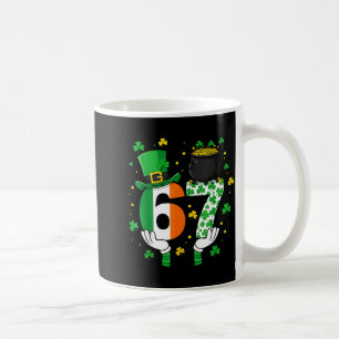 Zes Zeven Meme 67 St. Patrick's Dag Shamrocks Mann Koffiemok