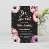 Zes zoete zwarte roze donut verjaardagsuitnodiging kaart (Staand voorkant)