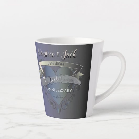 Zesde Jubileum IJzerhart Embleem Latte Mok (Rechts)