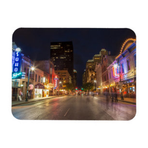 Zesde straat in Dusk in het centrum van Austin, Te Magneet