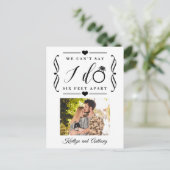 ZesenFeet Apart Wedding Postponement Verandering v Aankondigingskaart (Staand voorkant)