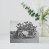 Zestien Mannen Eén hond en een auto -  Briefkaart (Staand voorkant)