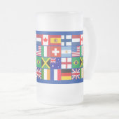 Zestien vlaggen van vele natiestukken, Mokken, mee Matglas Bierpul (Voorkant rechts)