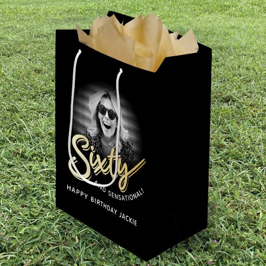 Zestig gouden script en aangepaste foto 60ste verj medium cadeauzakje