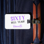 ZESTIG HEL JA! Gepersonaliseerde 60ste verjaardag  Bagagelabel<br><div class="desc">Moedig, fantastisch en totaal onvergetelijk - net als de verjaardagsster! Dit gepersonaliseerde paarse "Sixty Hell Yeah!" bagagelabel is een leuk en fel cadeau voor iedereen die zijn zestigste met stijl viert. Volledig aanpasbaar met naam en contactgegevens, het is perfect voor verjaardagen onderweg of feestjes met een reisthema. Of het nu...</div>