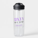 ZESTIG HEL JA! Gepersonaliseerde Grappige 60ste Ve Waterfles<br><div class="desc">Maak er zestig onvergetelijk met deze gedurfde en gepersonaliseerde "SIXTY HELL YEAH!" waterfles met levendige paarse en klassieke zwarte belettering. Het is het perfecte brutale cadeau voor iedereen die de grote 6-0 met vertrouwen en klasse raakt. met een naam, is dit slanke flesje ideaal voor verjaardagsvieringen, gymsessies of dagelijkse herinneringen...</div>