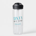 ZESTIG HEL JA! Gepersonaliseerde Grappige 60ste Ve Waterfles<br><div class="desc">Blijf gehydrateerd en hilarisch met deze "SIXTY HELL YEAH!" gepersonaliseerde verjaardag waterfles! Gedurfd, krachtig en een beetje brutaal - net zoals zestig worden zou moeten zijn. Met levendige turquoise en zwarte tekst met ruimte voor een aangepaste naam, is het het perfecte cadeau voor elke fantastische 60-jarige die trots is op...</div>