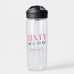 ZESTIG HEL JA! Gepersonaliseerde Grappige 60ste Ve Waterfles<br><div class="desc">Vier het 60 worden met felle flair! Deze "SIXTY HELL YEAH!" gepersonaliseerde waterfles in vet roze en klassiek zwart zegt het luid - zestig is iets om voor te juichen. Of het nu gaat om workouts, hydratatie van verjaardagsfeestjes of een alledaagse stijl, deze fles is de perfecte metgezel voor een...</div>