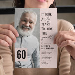 Zestig moderne foto 60th Birthday Party Invitation Kaart<br><div class="desc">Creëer onvergetelijke momenten met onze moderne 60ste verjaardagsfeestuitnodigingen! Gekenmerkt door een verfijnde roze achtergrond en een amusant gezegde - 'Het duurde zestig jaar om er zo goed uit te zien!', deze uitnodigingen bieden ook een handige tekst sjabloon die u gemakkelijk kunt aanpassen. Voeg de foto van de celebrant toe en...</div>