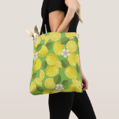 Zesty citroen: Citrus Pattern Delight Tote Bag (Dichtbij)