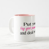 Zet je grote meisjespanty's aan en ga ermee om tweekleurige koffiemok (Voorkant links)