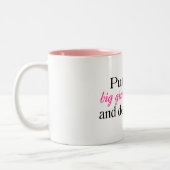 Zet je grote meisjespanty's aan en ga ermee om tweekleurige koffiemok (Links)