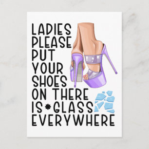 Zet je schoenen op dames, er is overal glas briefkaart