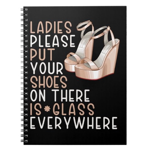 Zet je schoenen op dames, er is overal glas notitieboek (Voorkant)