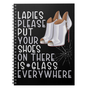 Zet je schoenen op dames, er is overal glas notitieboek