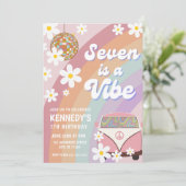 Zeven is een vibe 7e verjaardag uitnodiging (Staand voorkant)
