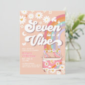 Zeven is een Vibe Pink Daisy Groovy 7e verjaardag Kaart (Staand voorkant)
