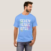 Zeven jaar later Funny Meme 7 jaar oud 7e verjaard T-shirt (Voorkant volledig)