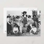 Zeven rodeo cowemmeisjes die met een ezel poseren briefkaart (Voorkant / Achterkant)