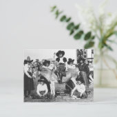 Zeven rodeo cowemmeisjes die met een ezel poseren briefkaart (Staand voorkant)