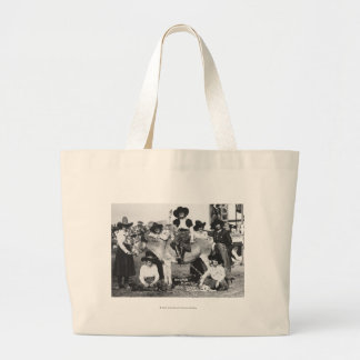 Zeven rodeo cowemmeisjes die met een ezel poseren grote tote bag