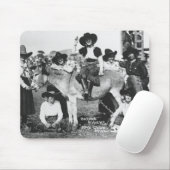 Zeven rodeo cowemmeisjes die met een ezel poseren muismat (Met muis)